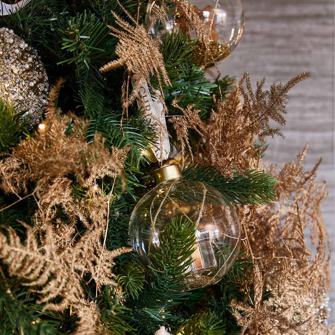 Santa's Gift Ornament dia 10