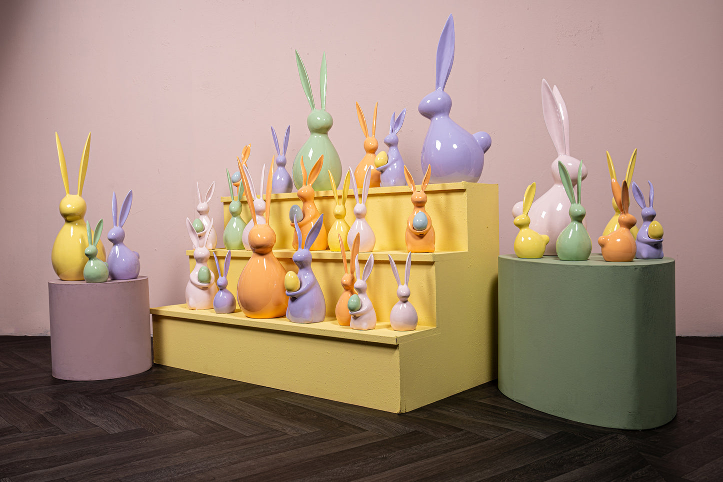 Saedee rabbit statue with egg