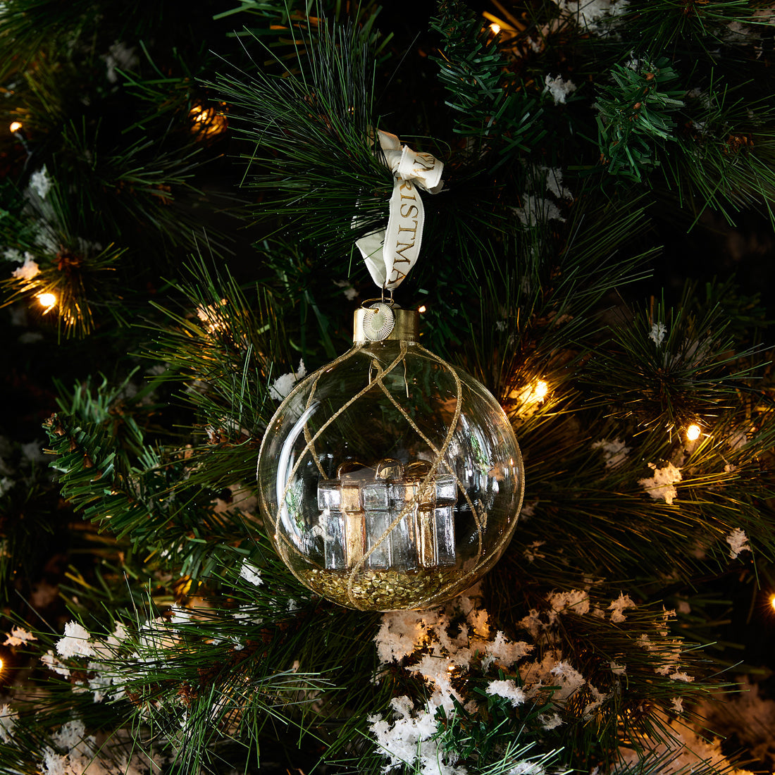 Santa's Gift Ornament dia 10