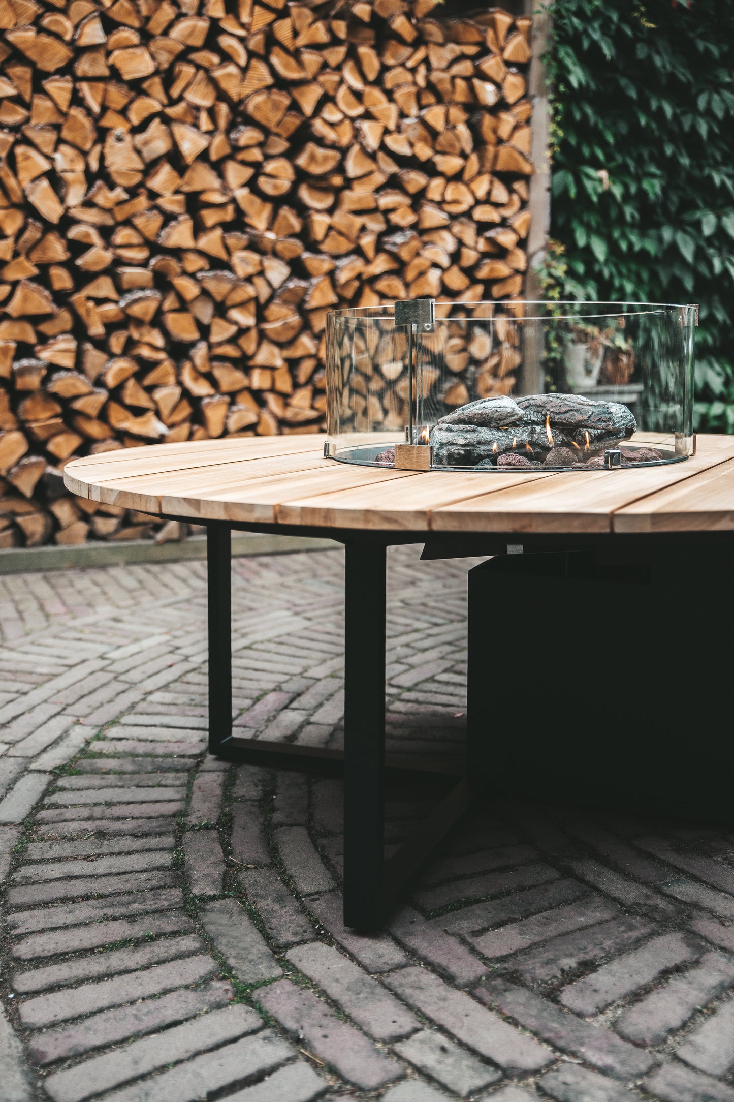 Cosiloft 120 round black frame / teak top